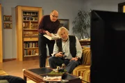 Martin mimt den Schwerh&ouml;rigen, um sich vor der Arbeit zu dr&uuml;cken. Von links: Hubert Kirchleitner (Bernhard Ulrich) und Martin Kirchleitner (Hermann Giefer).