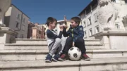 Elmin (7 Jahre, links) und Erik (6 Jahre, rechts) sind beste Freunde. Nach der Schule spielen sie am liebsten zusammen Fußball. Sie filmen ihre neusten Tricks und schießen Tore in den Trikots ihrer Lieblingsspieler. Elmin (7 Jahre, links) und Erik (6 Jahre, rechts) sind beste Freunde. Nach der Schule spielen sie am liebsten zusammen Fußball. Sie filmen ihre neusten Tricks und schießen Tore in den Trikots ihrer Lieblingsspieler.