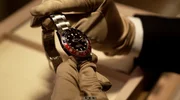 Ein begehrtes Sammlerst&uuml;ck: Die Rolex GMT-Master II "Pepsi" mit ihrer markanten rot-blauen L&uuml;nette.