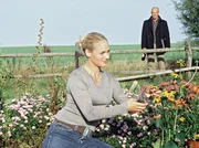 ARD DER BERNSTEINFISCHER, Deutschland 2005, Regie Olaf Kreinsen, am Freitag (14.05.10) um 23:30 Uhr im Ersten. Jacob Thiele alias Tom Reuter (Heiner Lauterbach) entdeckt Karoline (Sonsee Neu) beim Blumenschneiden und verliebt sich Hals &uuml;ber Kopf in sie.