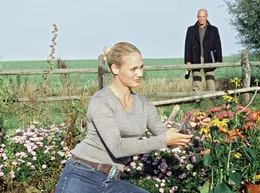 ARD DER BERNSTEINFISCHER, Deutschland 2005, Regie Olaf Kreinsen, am Freitag (14.05.10) um 23:30 Uhr im Ersten. Jacob Thiele alias Tom Reuter (Heiner Lauterbach) entdeckt Karoline (Sonsee Neu) beim Blumenschneiden und verliebt sich Hals &uuml;ber Kopf in sie.