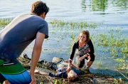 Das morgendliche Stand-up-Paddling von Jakob Frings (Max K&ouml;nig, l.) und Julia Demmler (Wendy G&uuml;ntensperger, r.) in der Liebesbucht findet ein j&auml;hes Ende, als Julia einen leblosen K&ouml;rper am Ufer des Bodensees entdeckt.