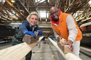 Britta und Yared hobeln Masten