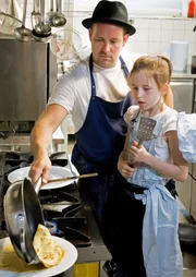 Lina und Ben kochen zusammen die perfekten Eierkuchen.