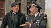 Don Matteo glaubt Maresciallo Cecchini nicht so recht, dass er den schicken neuen Flachbildschirm nur fuer seine Toechter gekauft hat. (Terence Hill, Nino Frassica, v.l.) Don Matteo glaubt Maresciallo Cecchini nicht so recht, dass er den schicken neuen Flachbildschirm nur fuer seine Toechter gekauft hat. (Terence Hill, Nino Frassica, v.l.)