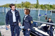 Jakob Frings (Max K&ouml;nig, l.) und Julia Demmler (Wendy G&uuml;ntensperger, r.) haben auf dem See eine herrenlose Segeljolle entdeckt. Vom Segler fehlt jede Spur.