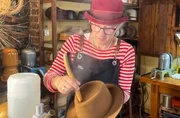 Unter Dampf Modistin Elke Tombers formt die Krone des handgefertigten Fedora-Hutes.