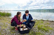 Katja Hartmann (Matilda Merkel, l.) und Marco Reichert (Silvio Kretschmer, r.) finden am Ufer des Bodensees einen Koffer voller Kokain. Katja Hartmann (Matilda Merkel, l.) und Marco Reichert (Silvio Kretschmer, r.) finden am Ufer des Bodensees einen Koffer voller Kokain.
