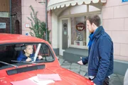 Kira (Barbara Prakopenka) ist geschockt, als sie bei ihrer &uuml;berst&uuml;rzten Flucht fast Tobias (Patrick M&uuml;ller) anf&auml;hrt...