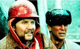 L-R: Manny (Jon Voight), Buck (Eric Roberts)