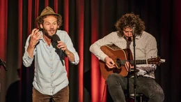 Kabarettist Maxi Schafroth (links) mit musikalischer Verst&auml;rkung.