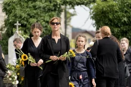Von links: Hanna (Fanny Krausz), Hermine (Carin C. Tietze) und Pauline (Helena Sch&ouml;nfelder).