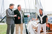 Die Kommissare Korbinian Hofer (Joseph Hannesschl&auml;ger, m.) und Sven Hansen (Igor Jeftic, l.) konfrontieren Dietmar Kolle (Klaus Zmorek, r.) mit dem Mordfall.