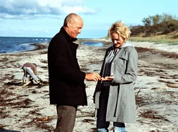 Jacob Thiele alias Tom Reuter (Heiner Lauterbach) zeigt Karoline (Sonsee Neu) die sch&ouml;nen Seiten von Hiddensee. Weiteres Bildmaterial finden Sie unter www.br-foto.de.