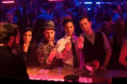 Sebastian (Tim Oliver Schultz) zieht abends mit seinen Freunden Erik (Jonathan Beck, re.) und Finn (Rony Herman, li.) durch die angesagten Clubs der Stadt.