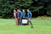 Der Luchs wird in einer Kiste zur Auswilderung im Schwarzwald gebracht. Mit dabei: Zootierarzt Dr. Marcus Roller (2.v. l.). Der Luchs wird in einer Kiste zur Auswilderung im Schwarzwald gebracht. Mit dabei: Zootierarzt Dr. Marcus Roller (2.v. l.).