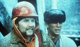 L-R: Manny (Jon Voight), Buck (Eric Roberts)