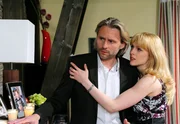 Michael (Erich Altenkopf, l.) will sich von Rosalie (Natalie Alison, r.) trennen. Michael (Erich Altenkopf, l.) will sich von Rosalie (Natalie Alison, r.) trennen.