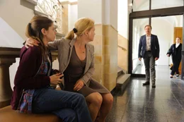 Als ihr Vater (Christoph Grunert, r.) und ihre Mutter (Anette Frier, M.) beim Scheidungstermin eine Entscheidung, wo sie zuk&uuml;nftig leben m&ouml;chte, verlangen, fl&uuml;chtet die 12-j&auml;hrige Jessy (Jamie Bick, r.) aus dem Gerichtssaal - und verschwindet spurlos auf dem Weg zu ihrer omin&ouml;sen Internetbekanntschaft "Chrissy" ...