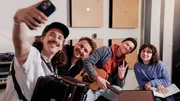 Carmen trifft Florian Ritt, Gabriel Fr&ouml;hlich und Paul Slaviczek von der Band &bdquo;Folkshilfe&ldquo;.