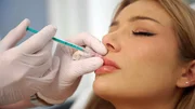 F&uuml;r die perfekten Lippen nimmt Reality-TV Star Melody schmerzhafte Spritzen in Kauf.