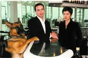Kommissar Brandtner (Gedeon Burkhard, l.) und Rex recherchieren im Mordfall eines beliebten Tennislehrers in einem exklusiven Tennisclub. Pächterin Heidi Schulz (Anja Kruse, r.) muss Rede und Antwort stehen. Kommissar Brandtner (Gedeon Burkhard, l.) und Rex recherchieren im Mordfall eines beliebten Tennislehrers in einem exklusiven Tennisclub. Pächterin Heidi Schulz (Anja Kruse, r.) muss Rede und Antwort stehen.