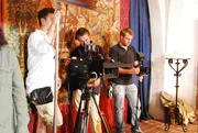 Das Bild wird eingerichtet. Von links: Kameraassistent Felix Beßner, Kameramann Pascal Hoffmann und Baubühnen-Helfer Markus Sapper. Das Bild wird eingerichtet. Von links: Kameraassistent Felix Beßner, Kameramann Pascal Hoffmann und Baubühnen-Helfer Markus Sapper.