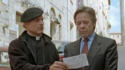 Don Matteo zeigt dem Vater von Fabio Savini eine alte Fotografie, die er gefunden hat. (Terence Hill, Giancarlo Zanetti, v.l.) Don Matteo zeigt dem Vater von Fabio Savini eine alte Fotografie, die er gefunden hat. (Terence Hill, Giancarlo Zanetti, v.l.)