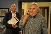 Martin merkt nicht, dass Hubert ihm auf die Schliche gekommen ist. Von links: Hubert Kirchleitner (Bernhard Ulrich) und Martin Kirchleitner (Hermann Giefer).