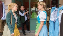 Das passt nicht: Betty (Lara Mandoki) und Gustl (Sigi Zimmerschied) feuern Jackie (Paula Kalenberg, links).