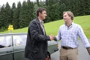 Der Bergdoktor (Hans Sigl, l.) begr&uuml;&szlig;t den Bauern Ralf Seidl (Arthur Klemt, r.) auf seinem Hof.