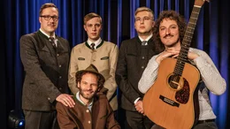 Kabarettist Maxi Schafroth (sitzend) mit musikalischer Verst&auml;rkung.
