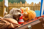 Buffo (Ulli Voland) und Ella (Anna Menzel) horchen angestrengt: K&ouml;nnen sie &uuml;ber das H&uuml;tchen Rudi und Lotti h&ouml;ren, die unten im Tunnel umherirren?