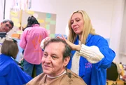 Die gelernte Friseurin Iryina floh mit ihren Kindern vor dem Krieg aus der Ukraine. Im „Grand Beauty Salon“ fand sie einen Job – und neue Kontakte. Die gelernte Friseurin Iryina floh mit ihren Kindern vor dem Krieg aus der Ukraine. Im „Grand Beauty Salon“ fand sie einen Job – und neue Kontakte.