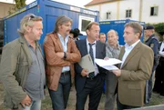Der erste Blick auf den Toten, der aus der Donau gefischt wurde, zeigt der Pathologin, dass der Mann stranguliert wurde. Der Blick der Ermittler bleibt auf der eigenartigen Kostümierung des Mordopfers hängen. Es handelt sich um einen deutsche Zimmermann-Gesellen auf der Walz in der traditionellen Tracht. Das führt Oberst Dirnberger und sein Team zu Bauunternehmen, die mit höchst unsauberen Methoden illegalen Profit machen. Im Bild (v.li.): Gregor Seberg (Helmuth Nowak), Stefan Jürgens (Carl Ribarski), Dietrich Siegl (Otto Dirnberger), Peter Faerber (Josef Kohlmayr), Bernhard Schir (Jochen Miklau). Der erste Blick auf den Toten, der aus der Donau gefischt wurde, zeigt der Pathologin, dass der Mann stranguliert wurde. Der Blick der Ermittler bleibt auf der eigenartigen Kostümierung des Mordopfers hängen. Es handelt sich um einen deutsche Zimmermann-Gesellen auf der Walz in der traditionellen Tracht. Das führt Oberst Dirnberger und sein Team zu Bauunternehmen, die mit höchst unsauberen Methoden illegalen Profit machen. Im Bild (v.li.): Gregor Seberg (Helmuth Nowak), Stefan Jürgens (Carl Ribarski), Dietrich Siegl (Otto Dirnberger), Peter Faerber (Josef Kohlmayr), Bernhard Schir (Jochen Miklau).