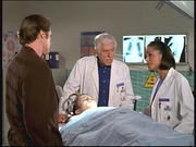 Steve (Barry Van Dyke, l.) und Mark (Dick Van Dyke, M.) erfahren von Amanda (Victoria Rowell, r.), was sie bei der Obduktion von Eric (Will Estes) herausgefunden hat.