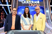 Quizmasterin Esther Sedlaczek (M.) mit den Kandidaten des Teams "J&auml;ger": Dr. Manuel Hobiger (l.) und Dr. Thomas Kinne (l.). Bekannt aus "Gefragt-Gejagt".