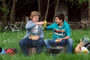 Felix und Philipp grillen unerlaubt vor der Waldh&uuml;tte. Von links: Philipp (Philip Schneider) und Felix Kramer (Shayan Hartmann).