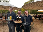 Endlich Fr&uuml;hling, endlich wieder Biergarten - Von links: Benne, Noah und Fabian.
