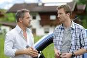Peter Hoffmann (Florian Fitz, l.) und Hans Gruber (Heiko Ruprecht, r.) taxieren sich.