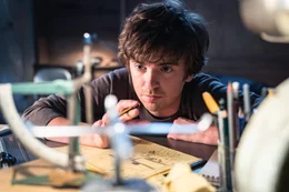 Freddie Highmore (Thom).