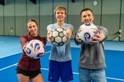 "PUR+"-Reporter Eric Mayer (r.) stellt den WGlern Lina (l.) und Jan (M.) eine Challenge: Wer schafft es nach einem Tag Training, eine bessere K&uuml;r im Fu&szlig;ballfreestyle zu pr&auml;sentieren?