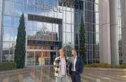 Rabiat-Reporter Johannes Musial und Umweltermittler Sasa Braun vor Interpol-Gebäude. Rabiat-Reporter Johannes Musial und Umweltermittler Sasa Braun vor Interpol-Gebäude.