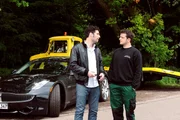 Flori spricht den Fahrer des Erlk&ouml;nigs an. Von links: Robert (Jakob Renger) und Florian Brunner (Tommy Schwimmer).