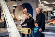 Oskar (2.v.l.) hat eine ziemlich bunte Familie: Herbert (l.) und sein Mann Christian (2.v.r.) sehen ihn und dessen Stiefbruder Valentin (r.) alle zwei Wochen. Herbert ist Oskars leiblicher Vater.