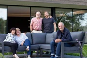V.r.: Kevin McCloud und Grettas Familie