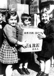 Kinder halten Carepakete. Kinder halten Carepakete.