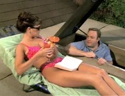 Nachdem Carrie (Leah Remini) keinen Urlaub in einer netten kleinen Ferienwohnung im Nirgendwo machen kann, versucht sie das Beste von Zuhause aus. Doug (Kevin James) spielt ihre Bedienung... Nachdem Carrie (Leah Remini) keinen Urlaub in einer netten kleinen Ferienwohnung im Nirgendwo machen kann, versucht sie das Beste von Zuhause aus. Doug (Kevin James) spielt ihre Bedienung...