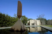 Die Rothko Chapel in Houston als Architekturprojekt; Entwicklung der texanischen Metropole zur&uuml;ckgef&uuml;hrt auf ein franz&ouml;sisches Ehepaar.