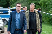 Die Kriminalhauptkommissare Lars (Ingo Naujoks, l.) und Finn (Sven Martinek, r.) kommen am vermeintlichen Tatort an. Finn merkt, wie sehr sein Kollege an dem selbst auferlegten Koffeinentzug leidet. Die Kriminalhauptkommissare Lars (Ingo Naujoks, l.) und Finn (Sven Martinek, r.) kommen am vermeintlichen Tatort an. Finn merkt, wie sehr sein Kollege an dem selbst auferlegten Koffeinentzug leidet.